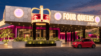 Entrada del casino Four Queens al anochecer