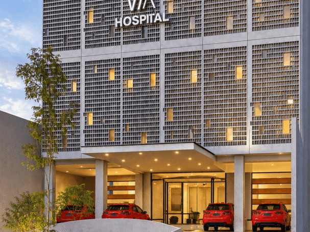 Fachada moderna del Hospital Vía