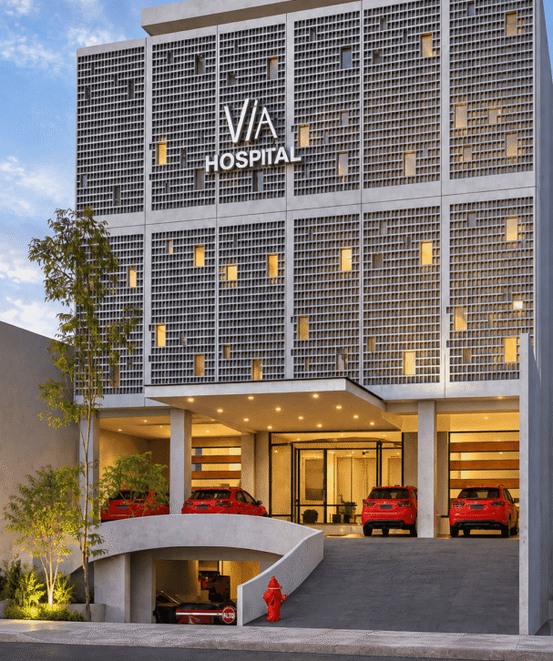 Fachada moderna del Hospital Vía